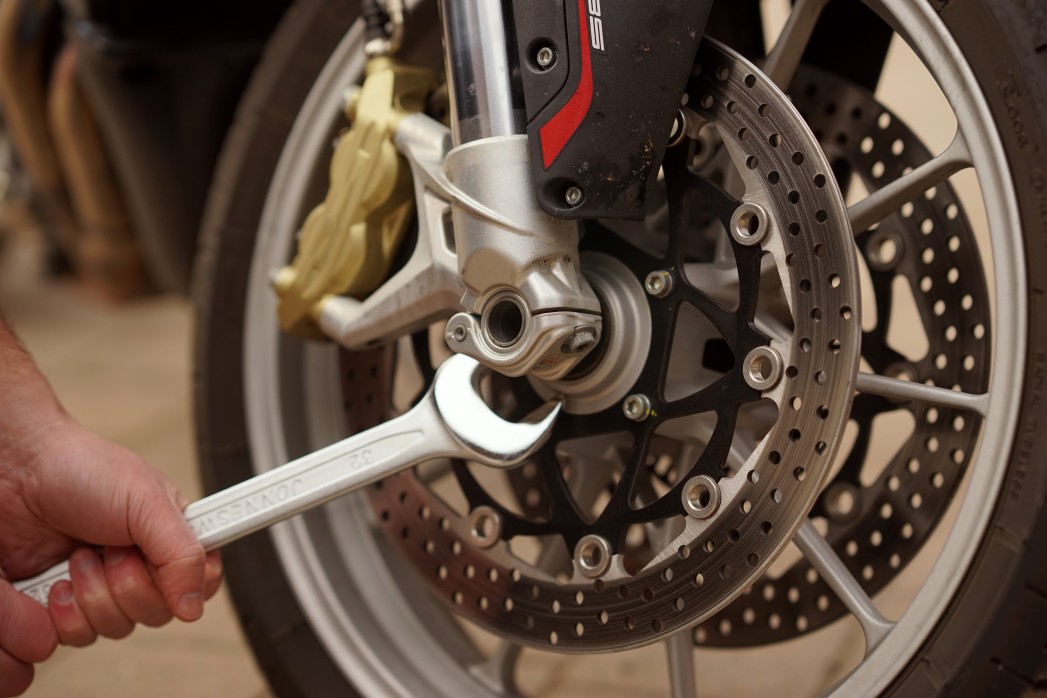 technician-hands-of-motobike-mechanic-in-doing-moto-repair-service-and-maintenance-worker-repairing_t20_aaWdlY